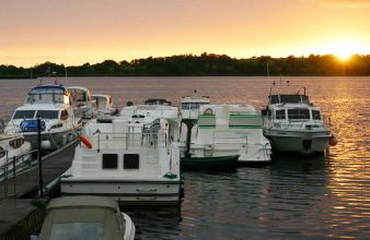 golfreise auf dem Hausboot